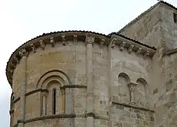 Ábside de la iglesia de San Miguel (Fuentidueña). Obsérvense los canecillos.