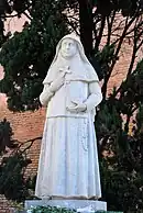 Estatua de Santa Ángela de la Cruz delante de la Iglesia de San Pedro