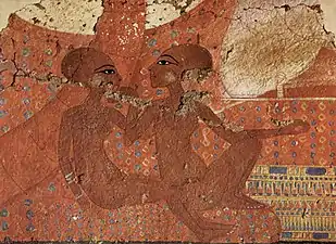 Dos de las hijas del faraón Akenatón, representadas con un estilo desenfadado, propio del periodo amarniense (mediados del siglo XIV a. C.). La mayor parte de los periodos de la plástica egipcia (pintura egipcia, escultura egipcia) se caracterizan por un estilo hierático.