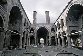 Interior de la Madrasa Çifte Minareli