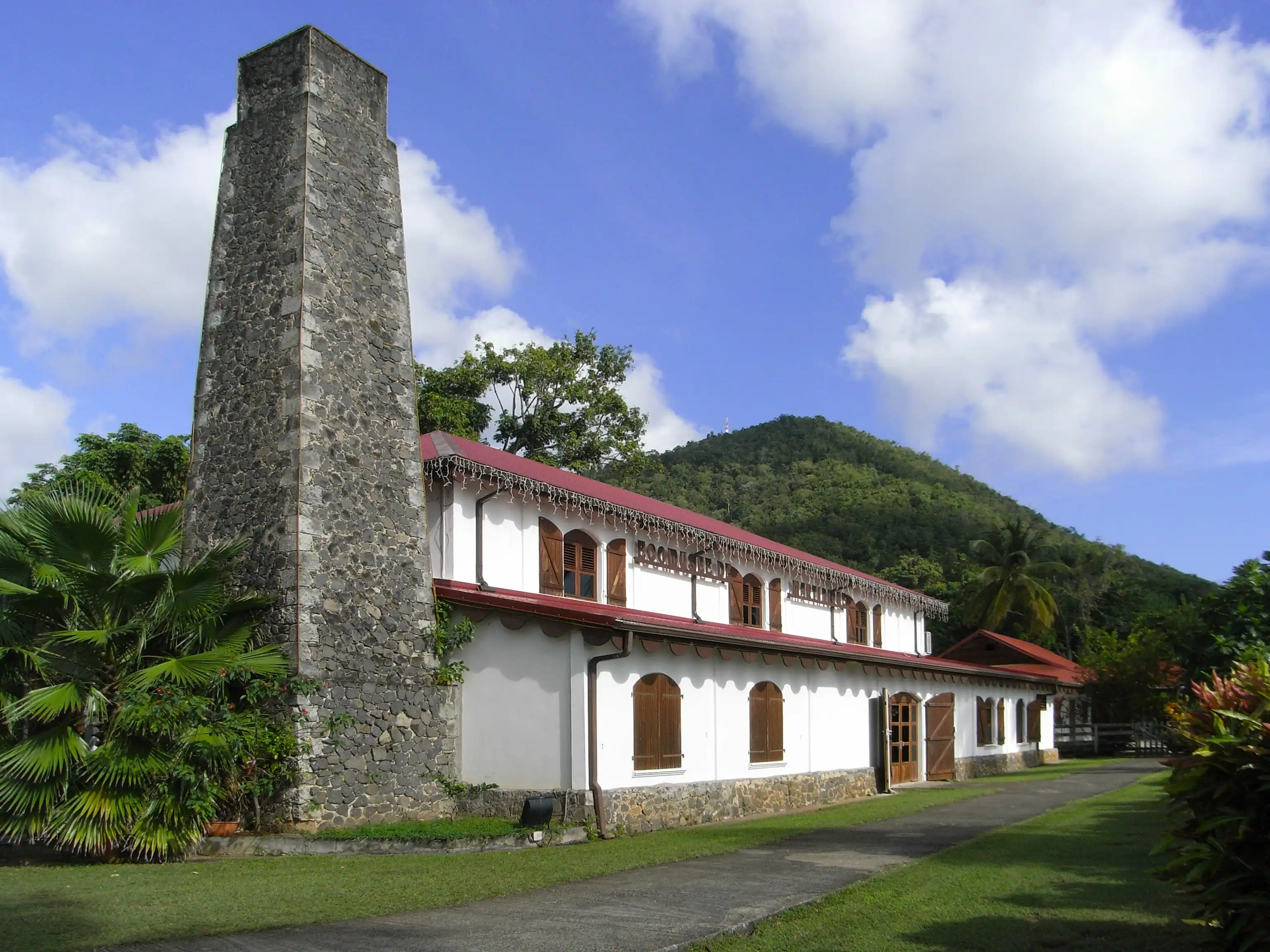 El Ecomuseo de Martinica, ubicado en la antigua destilería Ducanet, cerrada en 1924, traza la historia de Martinica a través de objetos, reconstrucciones y maquetas. Además, explica temas de la prehistoria, ciencia, tecnología y agroalimentación.