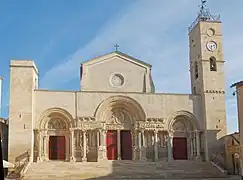 Pórtico con las tres puertas de la iglesia de la abadía de Saint-Gilles