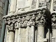 Detalle del friso de la izquierda.