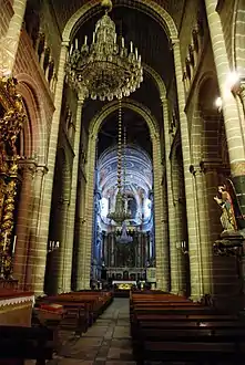 La nave de la catedral de Évora ya tiene una bóveda de cañón puntiaguda de tipo gótico.