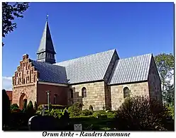 Iglesia de Ørum, Jutlandia Central, nave de granito, entrada de ladrillos