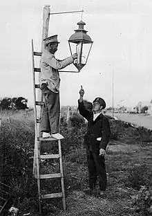 Último farol a gas porteño, en Av. del Trabajo y Escalada, año 1931. (AGN)