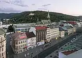 Vista de la Mírové Náměstí con la iglesia