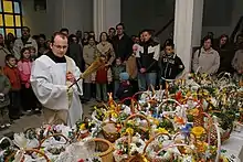 Diacono bendiciendo los alimentos en una iglesia