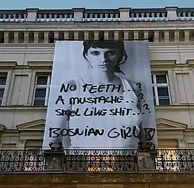 Bosnian Girl (2003), vista de la instalación en el 4º Salón de Otoño de Berlín, Teatro Maxim Gorki, Berlín (octubre-noviembre de 2019).