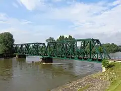 Vista lateral del puente ferroviario en celosía de hierro sobre el río Mura en Mursko Središće, Croacia.