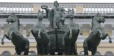 Cuadriga (1828-1832) de Stepan Pimenov sobre el  Teatro Alexandrinsky, en San Petersburgo.