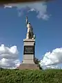 En la muralla. Monumento al príncipe Vladimir, fundador de la ciudad.