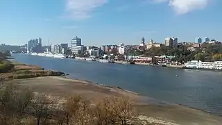 Rostov-on-Don: vista desde el puente Voroshilovsky hasta el terraplén del río Don