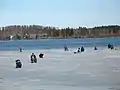 Pescadores en el río helado en Imatra