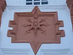 Dharmacakra sobre la fachada de la iglesia de la Exaltación de la Cruz de Irkutsk