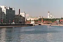 Río Moscova a la altura de la Casa del malecón (a la izquierda).