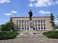 Edificio soviético con la antigua estatua de Lenin