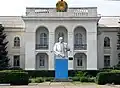 Edificio de estética soviética y estatua de Lenin