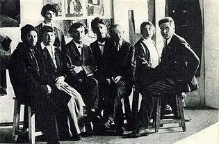 Profesores de la Escuela de Arte de Vítebsk (1919). Sentados (de izda. a dcha.): El Lissitzky, Vera Yermoláieva, Marc Chagall, David Yakersón, Yehuda Pen, Nina Kogan y Aleksandr Romm