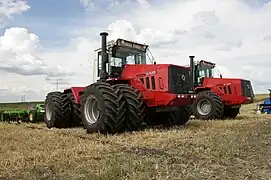 Tractor K-744 Kírovets el cual es producido desde 1995