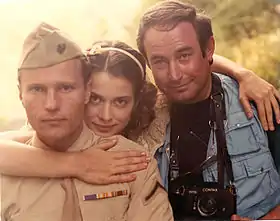 Nastassja Kinski abraza al actor John Savage y al camarógrafo Yoni S.Hamenachem durante el rodaje de la película Maria's Lovers.