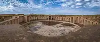 Restos (parcialmente reconstruidos) del Gran Serdab o Birka Handasiyya, una sala hundida alrededor de un gran estanque circular, dentro del palacio Dār al-Khilāfa (alrededor de 836 o después)