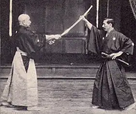 Iwasaburō Takano e Hiromichi Nakayama interpretando Kendo Kata