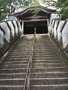 Las escaleras abundan en los terrenos del templo.