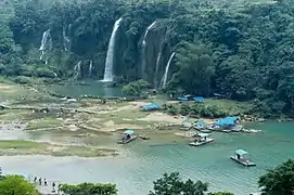 Barcas turísticos en las cataratas