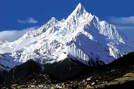 Kawagarbo, pico más alto de la montañas nevadas Mainri, frontera entre Yunnan y el Tíbet.