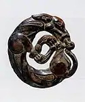 Adorno de arnés en forma de lobo enroscado, característico de los artefactos nómadas del sur de Ningxia y sudeste del Gansu, s.V-IV AEC