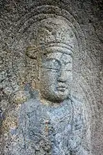 Bodhisattva tallado en la roca en posición de medio loto en la ermita de Sinseonam en Gyeongju, Corea.