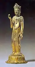 Bodhisattva en pie de bronce dorado en Gumi, Gyeongsang del Norte.