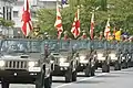 Desfile de tropas con la bandera de las Fuerzas de Autodefensa de Japón.