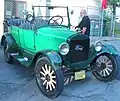 Un 1927 Ford T con ruedas de artillería