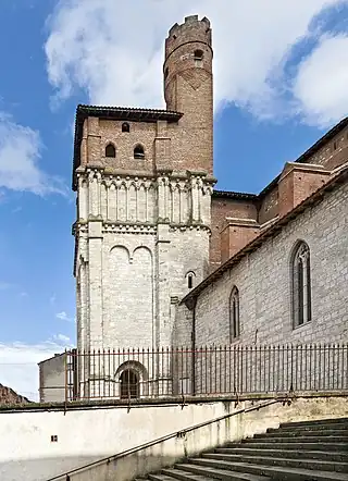 Campanario de la colegiata de San Salvio, iniciado en piedra y rematado en ladrillo.