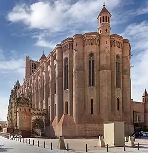 La cathédrale d'Albi ; la partie haute remaniée au XIXe siècle est bien visible.