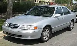 Un automóvil Mazda 626 modelo 2001