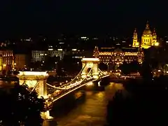 Puente de las Cadenas por la noche