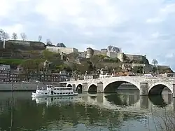 El Mosa en Namur, el puente de Jambes y la ciudadela