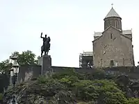 El acantilado de Metekhi, sobre el que se alza el monumento al rey Vakhtang I Gorgasal (estatua de 1967)