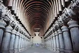 El gran chaitya en las cuevas de Karla, Maharashtra, ca. 120 a. C.