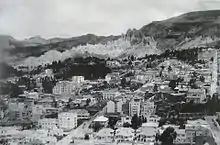 Edificios y casas con las montañas de fondo