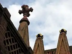 Pináculo y almenas.