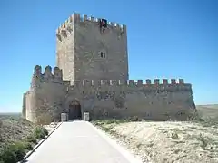 La puerta de acceso y el torreón.