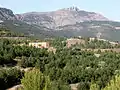 La ermita de Las Vírgenes con la peña Isasa al fondo.