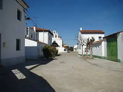 Urbanismo y al fondo la iglesia