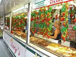 Vendedores de la calle vendiendo sándwiches de cheesesteak y cosas similares.