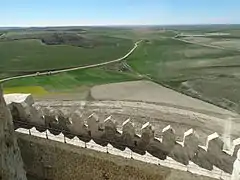 Vista desde la torre del homenaje, con las almenas de piedra.