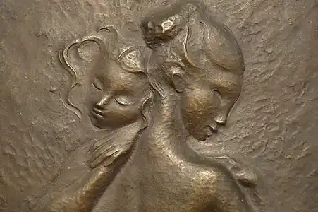 Deux jeunes femmes, bajorrelieve de 1946 de Pierrette Gargallo